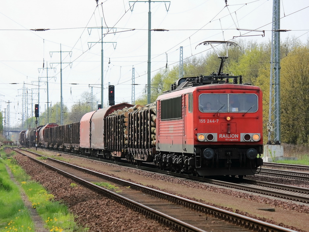 155 244-7 mit einem gemischt Gterzug  am 03. Mai 2013 auf dem sdlichen Berliner Auenring bei Diedersdorf in Richtung Berlin.