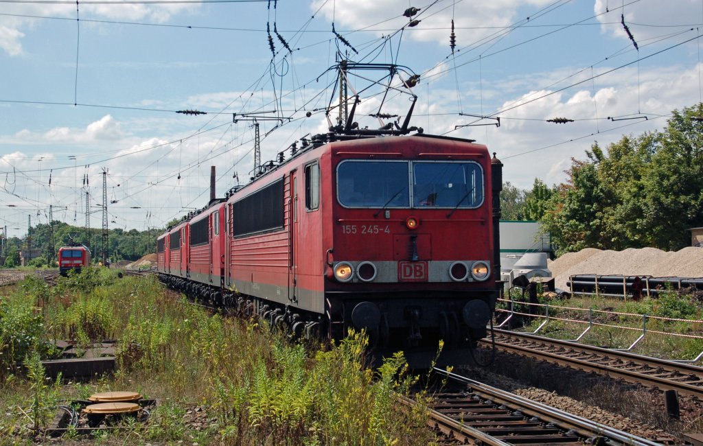 155 245 zieht am 31.07.10 einen Lokzug aus Richtung Weimar kommend durch Leipzig-Leutzsch Richtung G�terring.