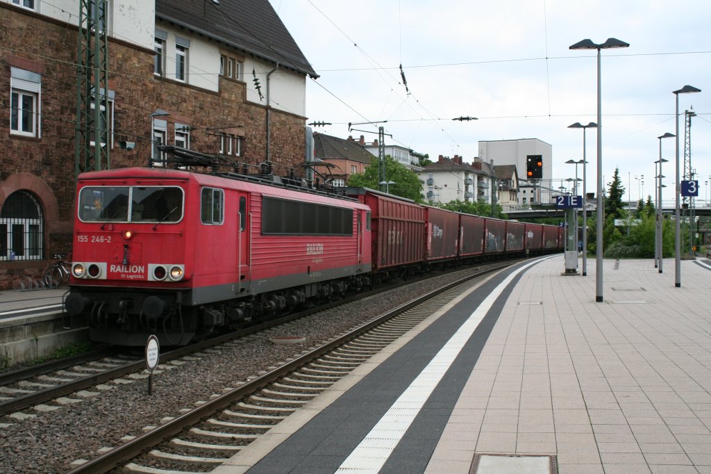 155 246-2 mit einem Autoteilezug am 22.05.13 bei der Durchfahrt in Worms Hbf Richtung Norden.