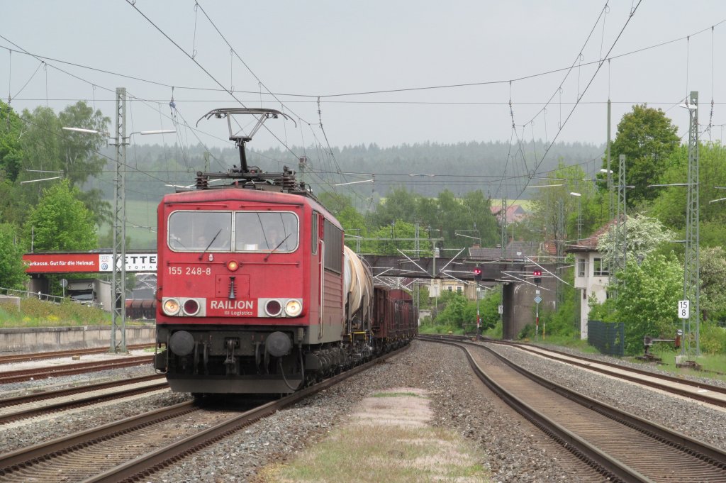 155 248-8 zieht am 15. Mai 2012 einen langen Mischer durch Kronach in Richtung Lichtenfels.