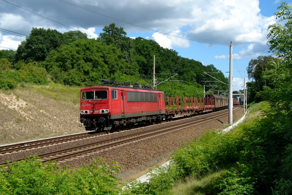 155 248 mit einem G�terzug am 22.07.2012 unterwegs bei Frankfurt-Rosengarten.