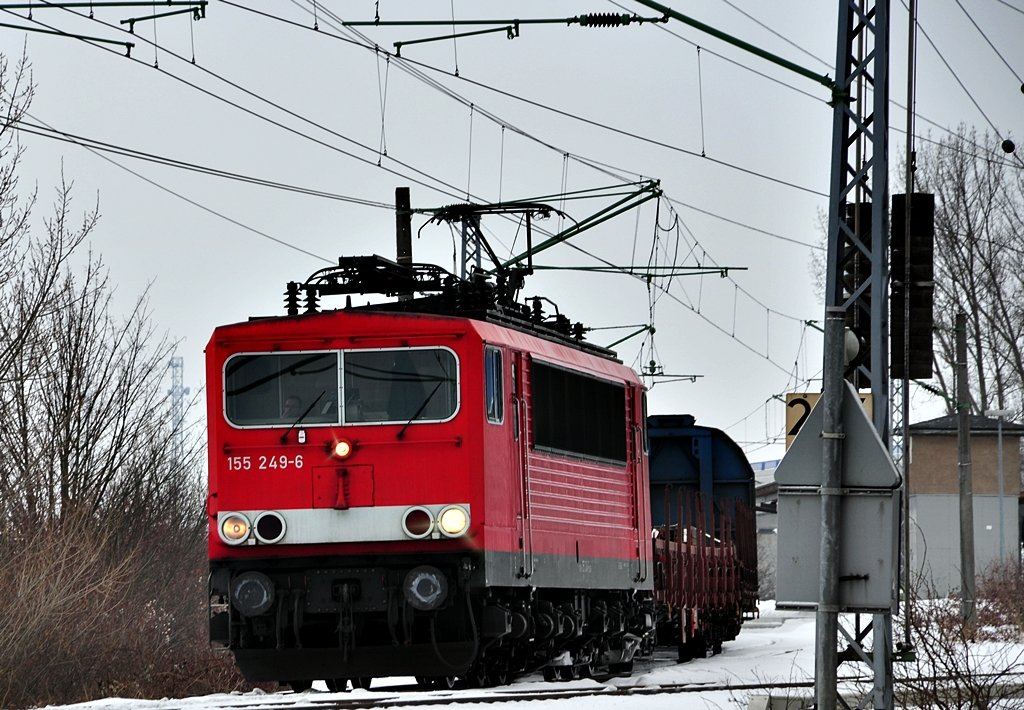 155 249 zieht dann weiter nach einer Weichenstrung aus dem Bf Stralsund-Rgendamm nach Mukran am 22.02.2010