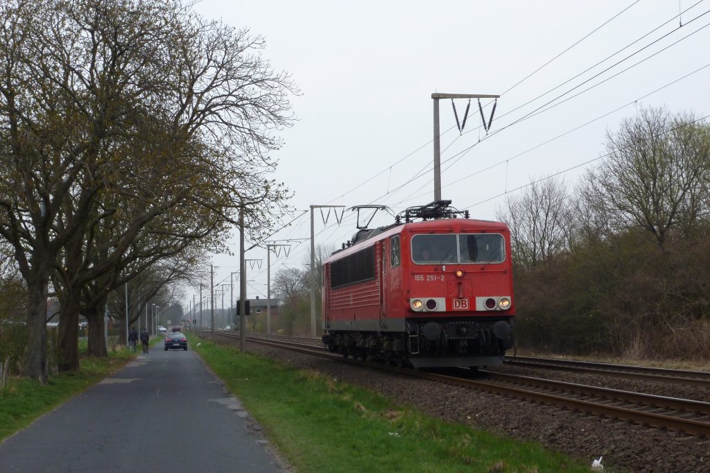 155 251-2 am 03.04.2012 Solo unterwegs richtung Osnabrck, hier kurz vor dem Bahnhof Leer.