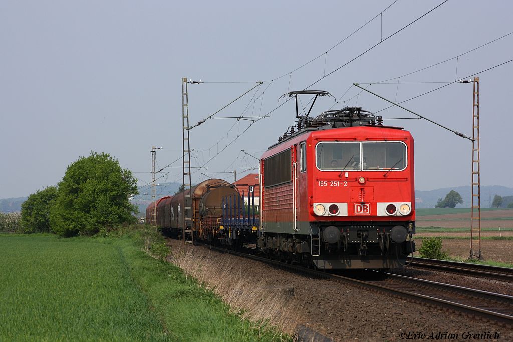 155 251 mit einem kurzen G�terzug am 29.4.11 bei Holtensen/Linderte.