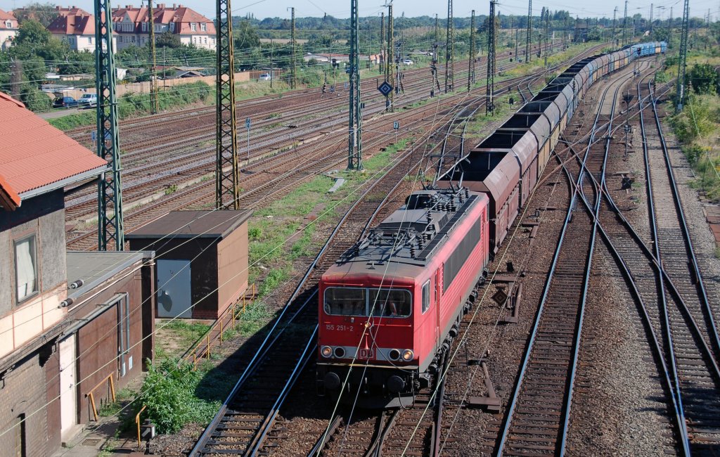 155 251 zieht am 22.08.10 einen leeren Kokszug aus Richtung Magdeburg/Bitterfeld kommend in den Rbf Halle(S).