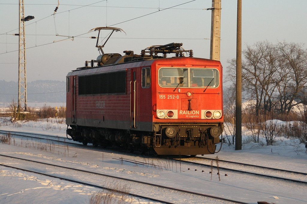 155 252-0 kommt allein von Stendell durch Passow gerollt und fhrt auf dem Gegengleis nach Angermnde. 26.01.2010