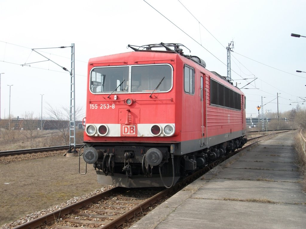 155 253 am 08.April 2010 am ehmaligen Haltepunkt Mukran-Mitte der Abstellplatz f�r wartene Loks ist.