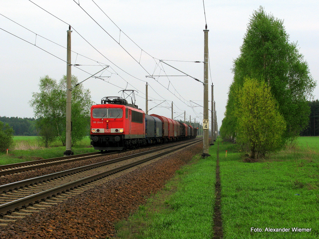 155 254-4 mit einem beschaulichen Feiertagsgterzug am 1.Mai durch Lpten Richtung Berlin.