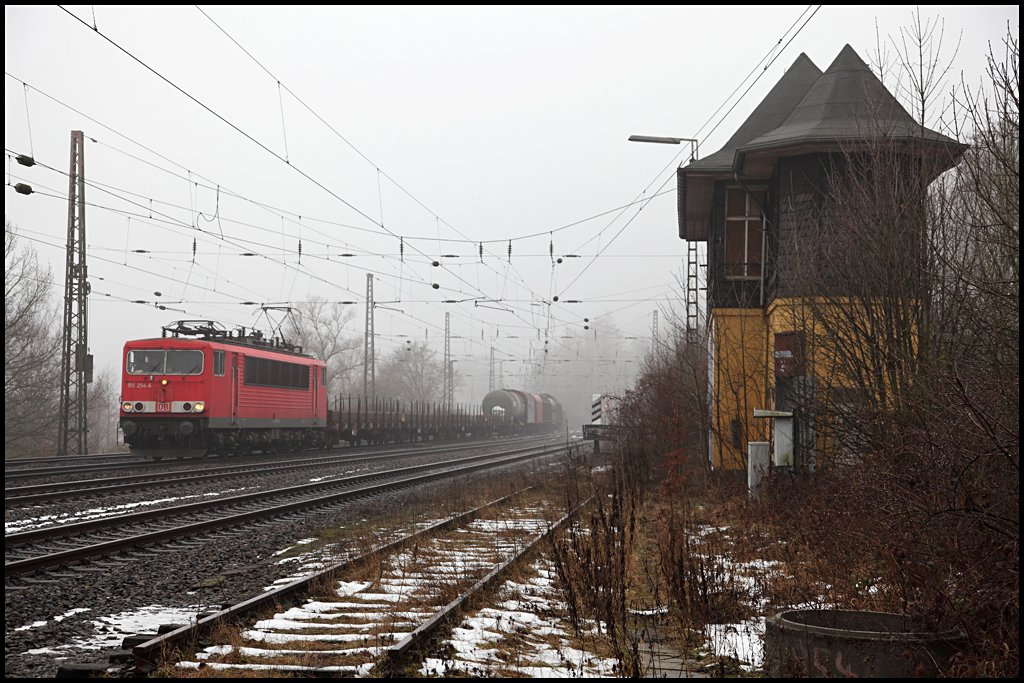 155 254 hat in Hagen-Vorhalle einen Gterzug bernommen und passiert das ehemalige Stellwerk in Westhofen. (06.02.2010)