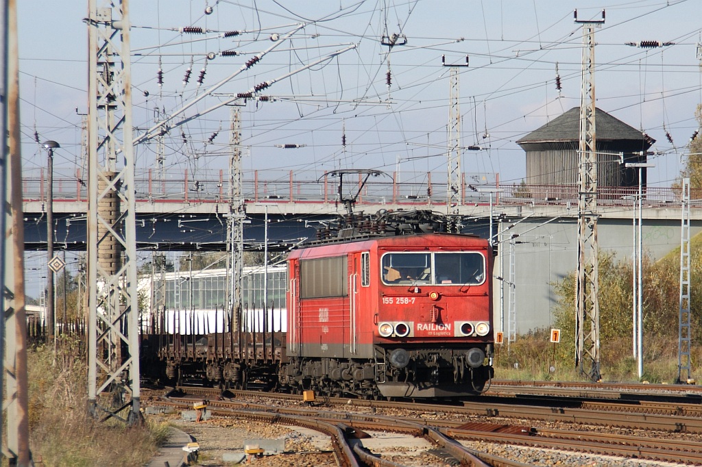 155 258 kommt am 23.10.2010 in den Bahnhof Angermnde gerollt