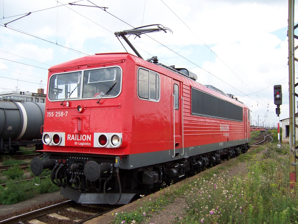 155 258 (Railion) - Ein Hochleistungscontainer am 12.08.2006 in Gro�korbetha.