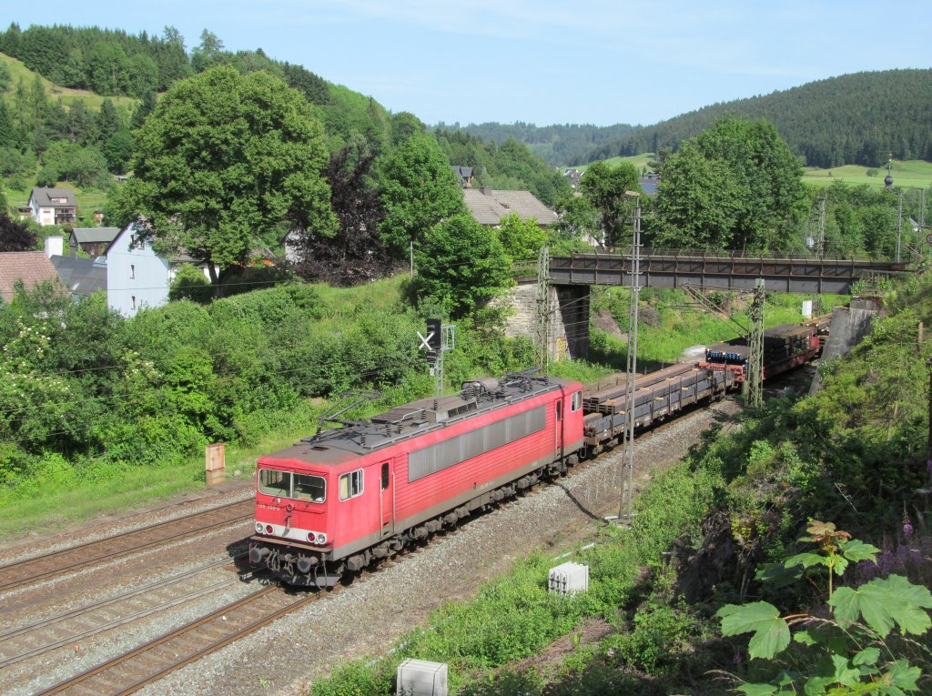 155 259-5 schiebt am 28. Juni 2012 einen gemischten Gterzug die Frankenwaldrampe bei Ludwigsstadt hinauf. 
