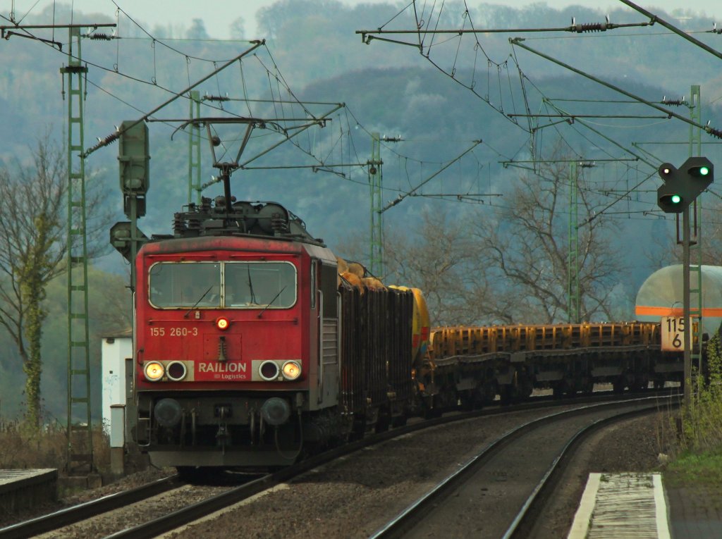 155 260-3 am 03.04.2012 mit einem gemischten Gterzug in Leubsdorf auf der rechten Rheinstrecke unterwegs Richtung Sden.