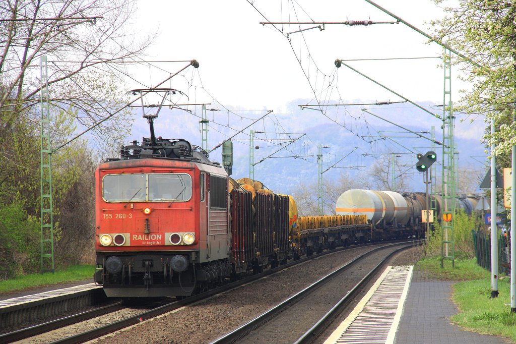155 260-3 von Railion kommt Leubsdorf am Rhein mit einem gemischten G�terzug aus Richtung K�ln und f�hrt in Richtung S�den am 3.4.2012.