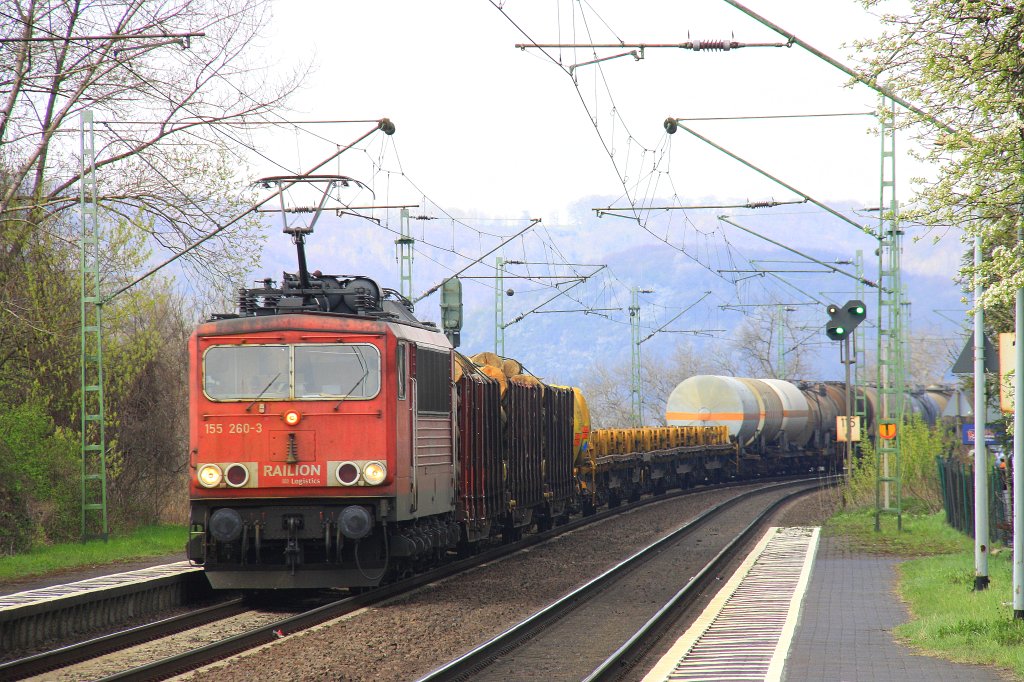 155 260-3 von Railion kommt Leubsdorf am Rhein mit einem gemischten Gterzug aus Richtung Kln und fhrt in Richtung Sden am 3.4.2012.