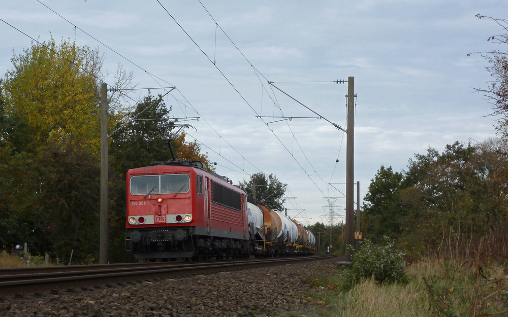 155 261-1 fuhr am 26.10.2012 mit einem Gterzug von Emden nach Osnabrck, hier sdlich von Leer.