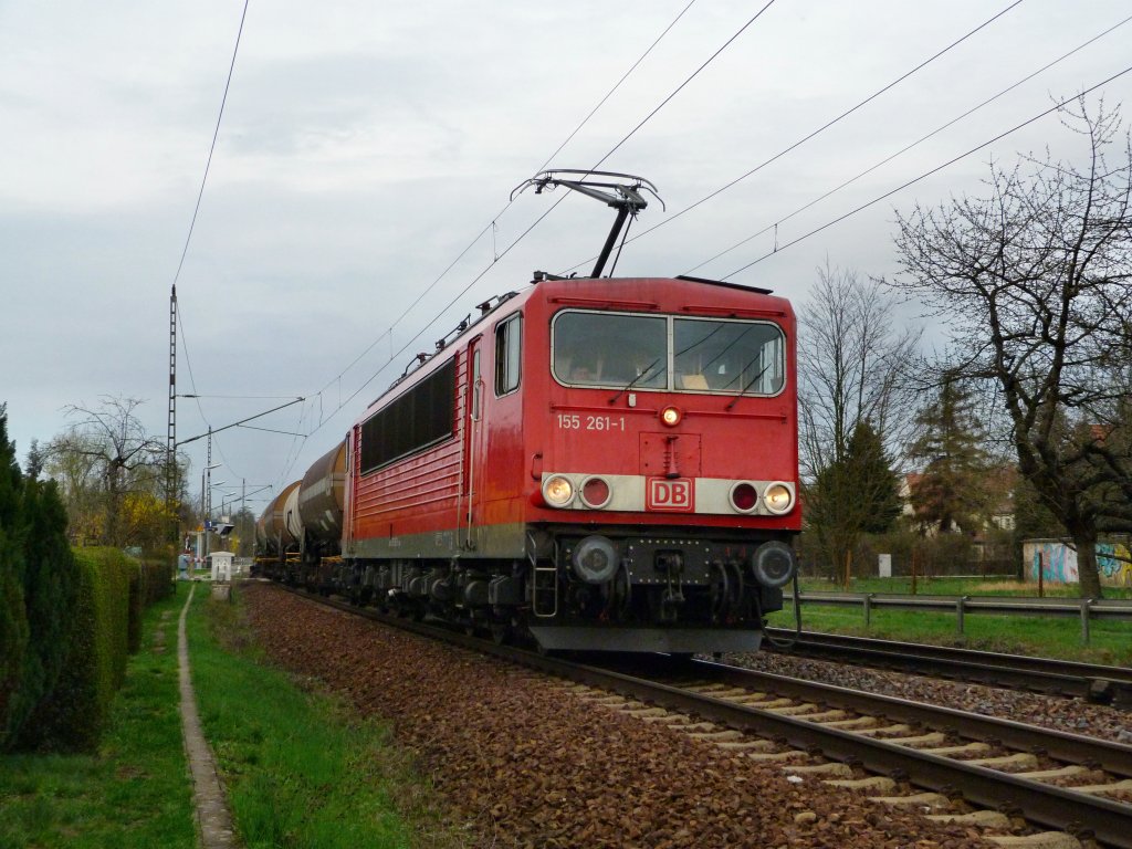 155 261 welche richtig strahlt , durchfhrt am 20.04.13 mit ihrem Kesselwagenzug Dresden Stetzsch.