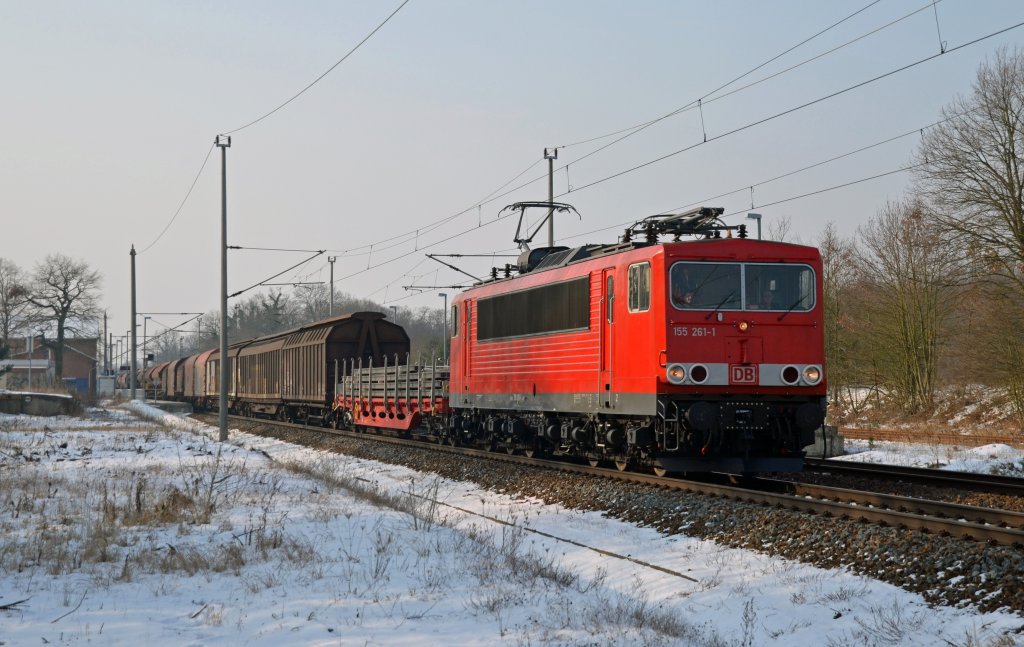 155 261 zog am 08.02.12 einen gemischten Gterzug durch Burgkemnitz Richtung Wittenberg.