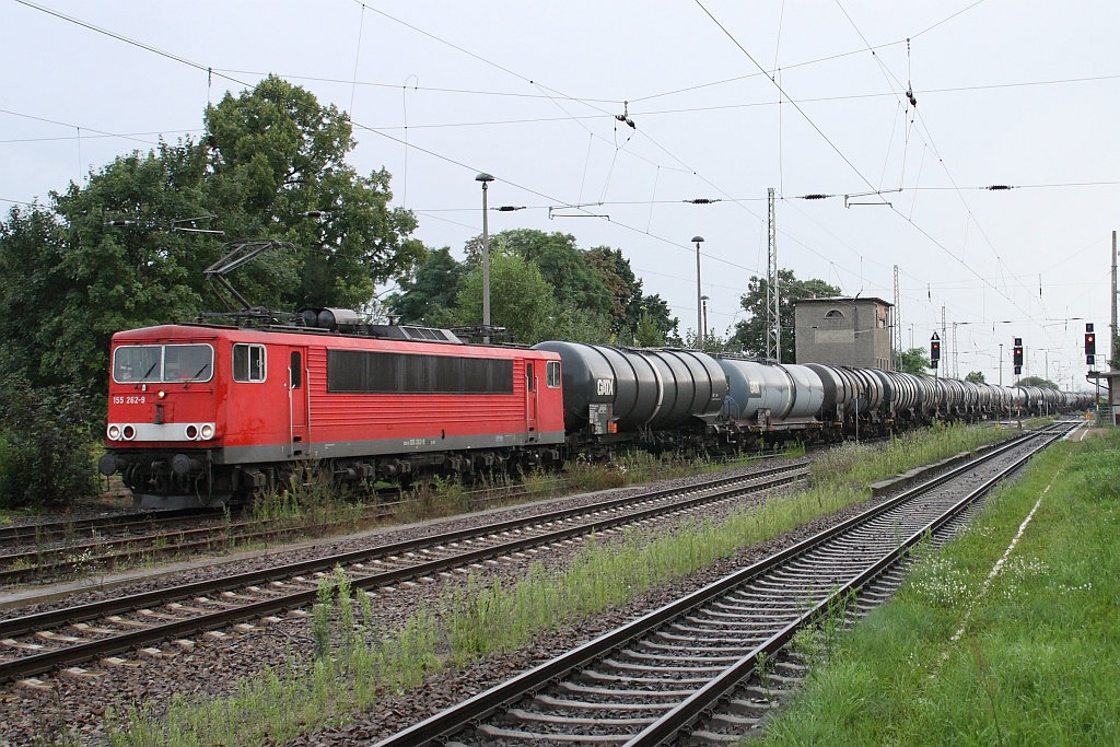 155 262 kommt mit einem Kesselwagenzug am 19.08.2010 durch Passow und f�hrt kurz darauf nach Stendell ein