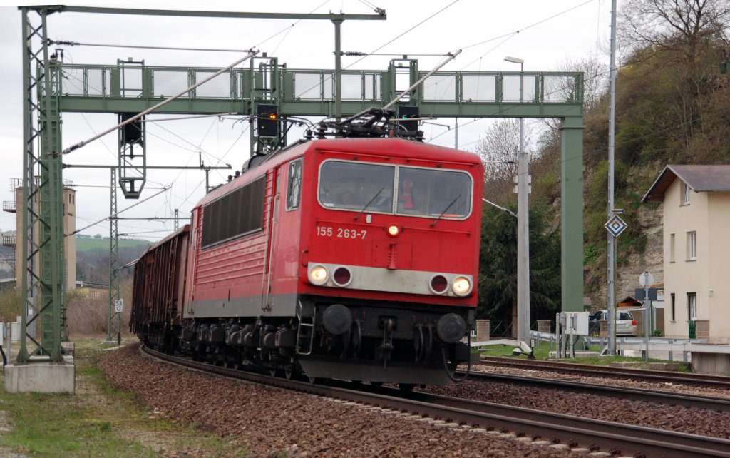 155 263 zieht am 10.04.10 einen leeren Kokszug durch Bad Ksen Richtung Naumburg.