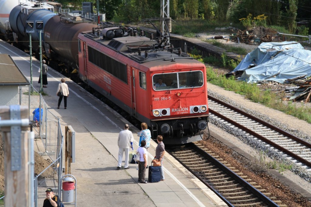 155 264-5 am 2.9.2011 in Bernau Bei Berlin. Kesselzug befhrt Gl. 5 - Hauptgleis der Gegenrichtung da Gl. 4 gesperrt ist fr den Einbau eines Aufzuges. Von der aus diesem Grund gebauten Fugngerbrcke lassen sich schne pics machen.