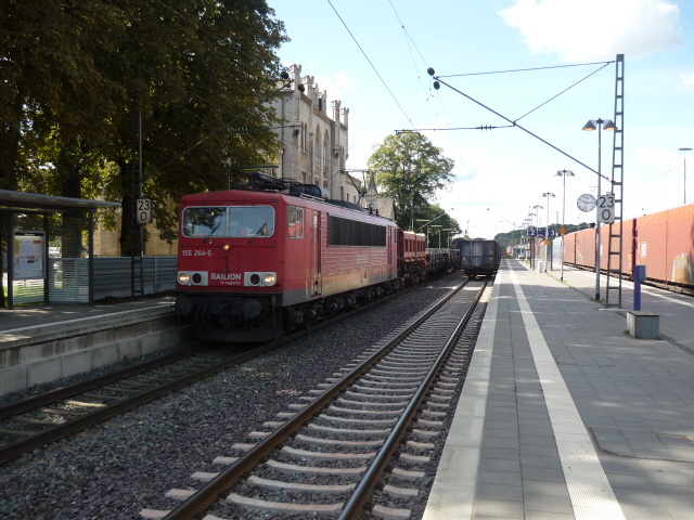 155 264-5 fhrt mit einem gemischten Gterzug durch den Bahnhof Knigslutter.