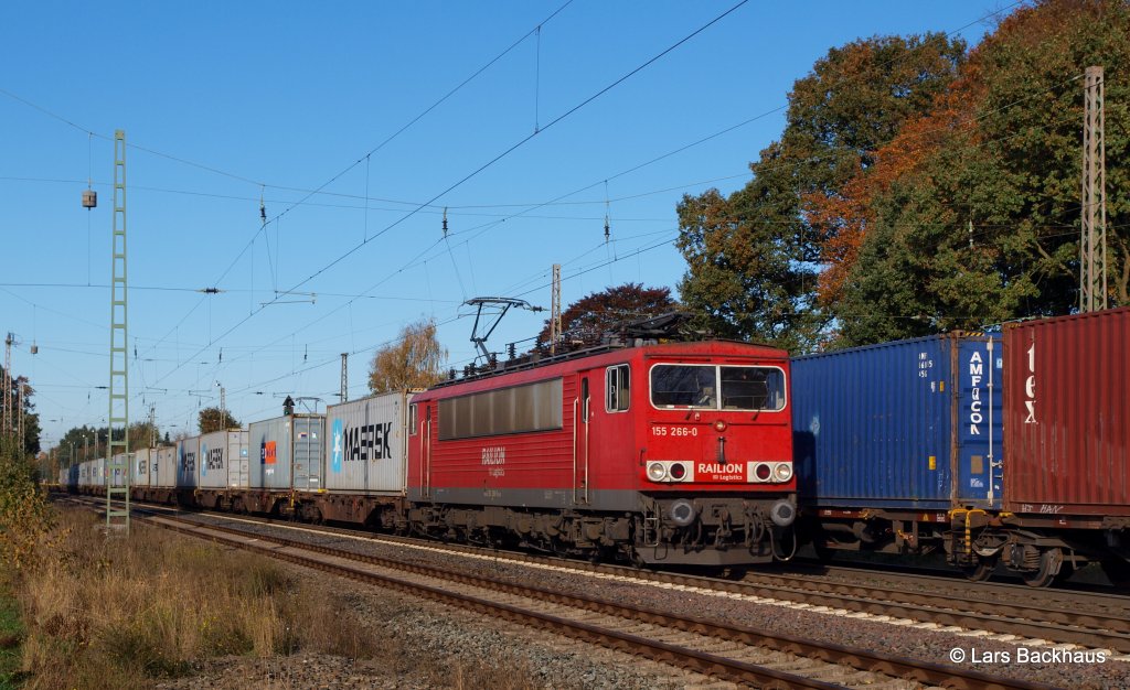 155 266-0 hat am 27.10.12 einen langen Containerzug aus Bremerhaven am Haken und rollt gerade durch Langwedel Richtung Hannover, whrend der Gegenzug gen Hafenmetropole fhrt.