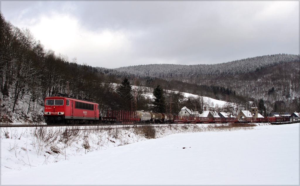 155 266 mit einem gemischten Gterzug von Hagen Vorhalle nach Kreuztal am 07.02.13 in Benolpe