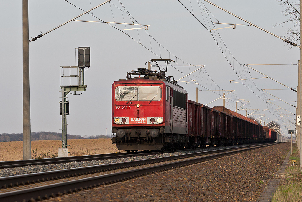 155 266 mit einem G�terzug am 17.04.2012 bei Bornitz in Richtung Oschatz.