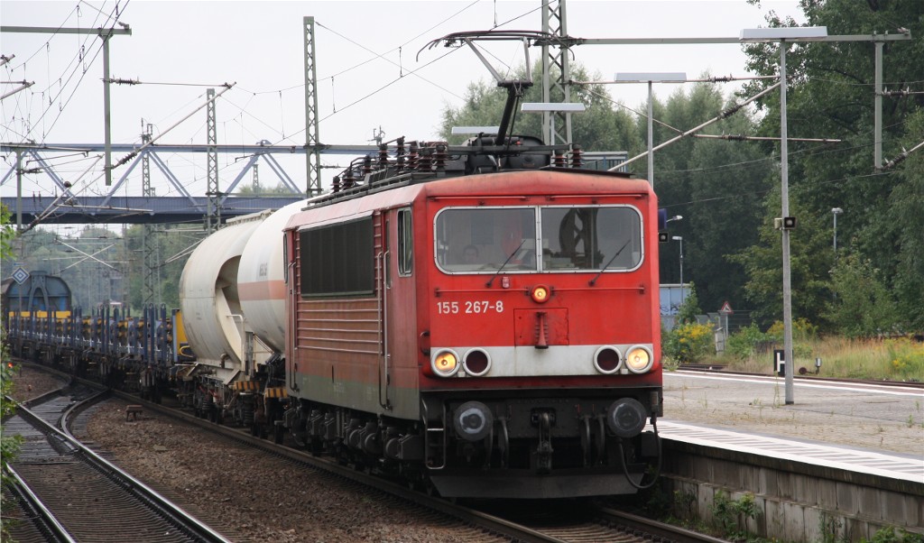 155 267-8 befrderte am 31.08.2012 einen gemischten Gterzug in Richtung Magdeburg und durchfuhr hier gerade den Hbf. von Brandenburg