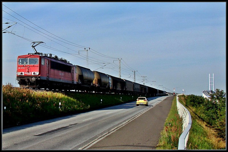 155 271-0 mit -45504- nach Mukran, verlsst die Rgendammbrcke auf der Rgenseite.  Stralsund am 14.07.09 