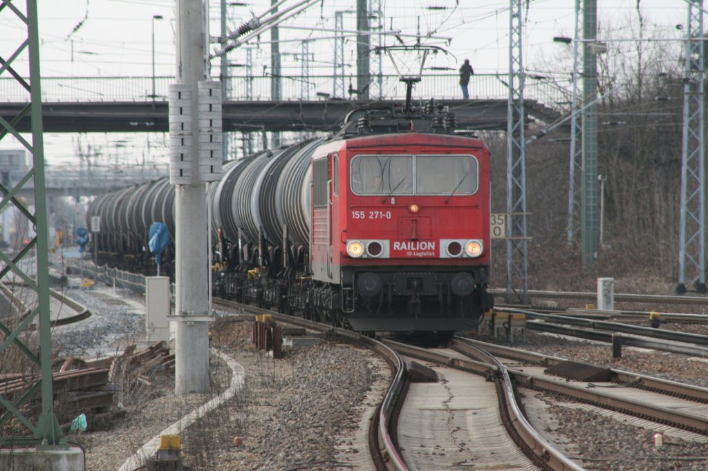 155 271 mit einen Kesselzug am Haken fahrt am 11.03.2011 durch Berlin Sch�nefeld.