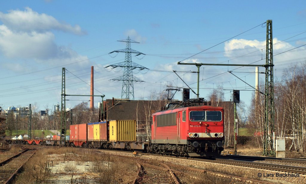 155 272-8 folgt mit einem weiteren Containerzug aus dem Hamburger Hafen und passiert Hamburg-Unterelbe am 19.03.11.