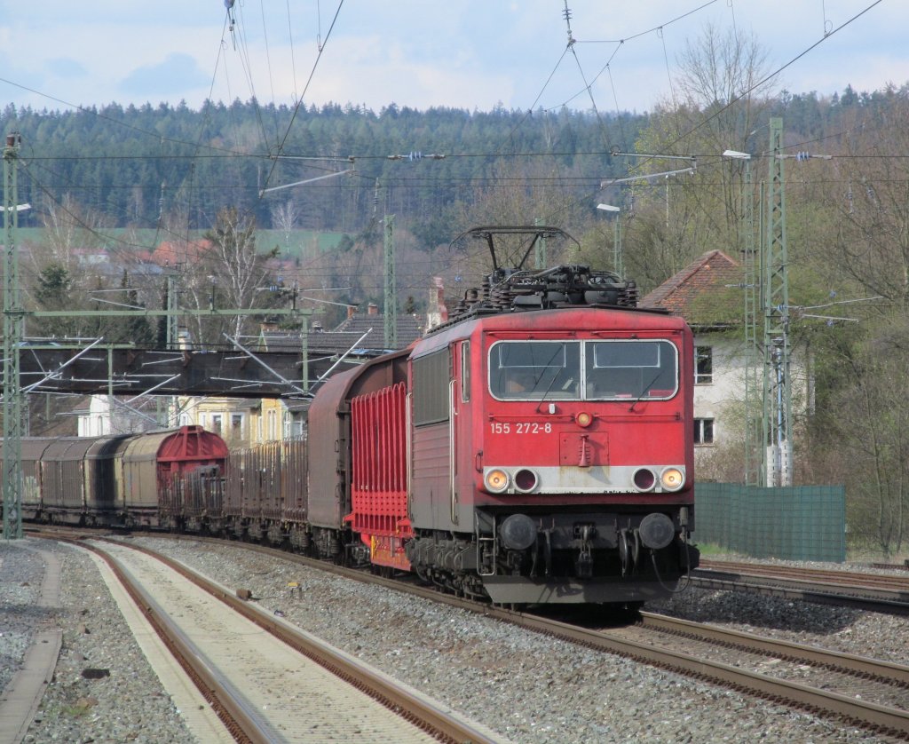 155 272-8 zieht am 20. April 2012 einen gemischten Gterzug durch Kronach in Richtung Lichtenfels.