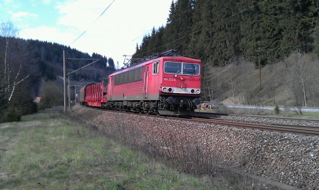 155 272 rollt am 20.04.2012 mit einem gemischten Gterzug die Frankenwaldrampe zwischen Steinbach am Wald und Frtschendorf herunter. 