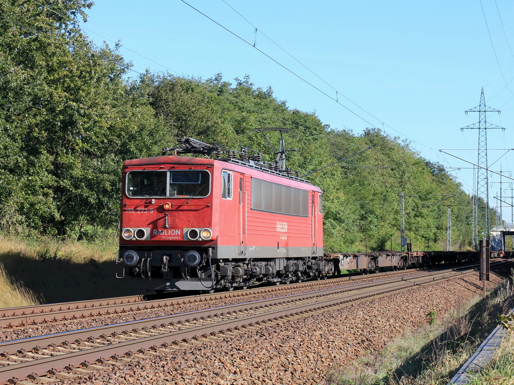 155 273-6 mit vielen Leerwagen am 15. Oktober 2011 nach der Unterquerung der Landstrasse 40 in Diedersdorf