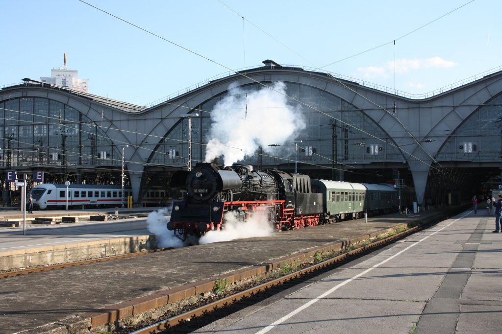 155 Jahre Eisenbahn Leipzig - Grokorbetha 1856-2011 Jubilumszug mit 35 1097-1 und E 44 044 im Hbf Leipzig 01.05.2011
