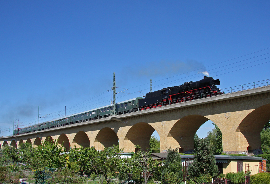 155 Jahre Eisenbahn Leipzig-Gro�korbetha. Aus diesem Grund verkehrten am 1.05.2011 Pendelz�ge zwischen den Ausgangsbahnh�fen. Bespannt mit 35 1097-1 und E44 044 fuhr der Zug dreimal die Strecke ab. Diese Aufnahme zeigt den Zug auf dem Wahrener Viadukt in Leipzig.