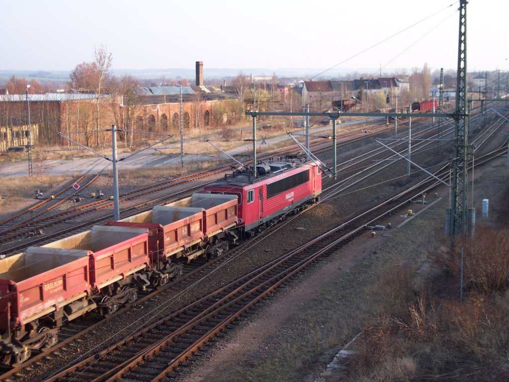 155 xxx mit Ganzzug Schttgutkippwagen bei der durchfahrt in Werdau am 16.03.2012.