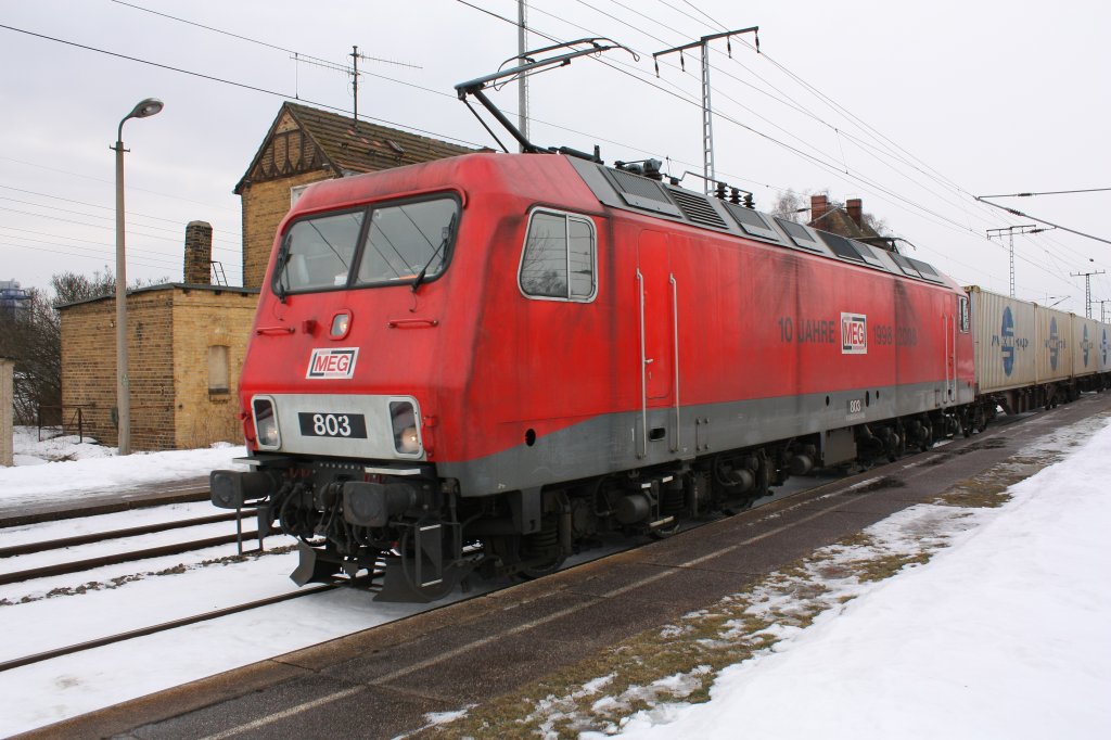 156 003-6 (MEG 803) f�hrt mit einem Containerganzzug durch den Bahnhof Leipzig-Thekla. Fotografiert am 04.02.2010. 