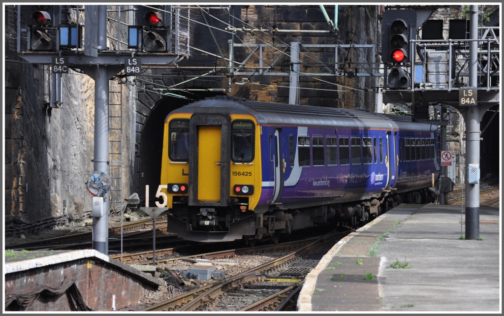 156 425 verlsst Liverpool Lime Street Station. (17.08.2011)