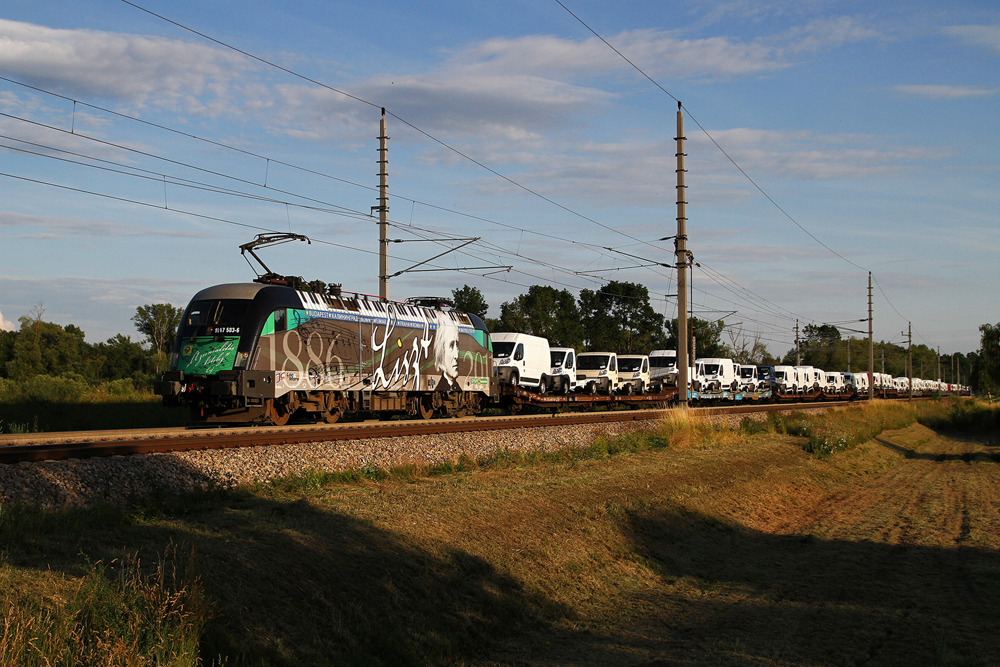 15.6.11 Nach einem Unfall, bei dem die 1116 034 ein Fahrzeug in Neunkirchen erfasst hat, wurde fr den Fiat Ducato Ganzzug am Zentralverschiebebahnhof das Zugtriebfahrzeug getauscht. Die Liszt Lok hatte die Ehre den Zug Richtung Tschechische Grenze zu befrdern. Hier verkehrte die 1047 503 im Abschnitt Zvbf - Hohenau mit dem 93min verspteten GAG 46722 von Tarvisio Boscoverde nach Breclav und konnte bei Stillfried abgelichtet werden. In Hohenau ist die Lok wieder getauscht worden, weil die Liszt seligst wieder in Wien erwartet wurde.