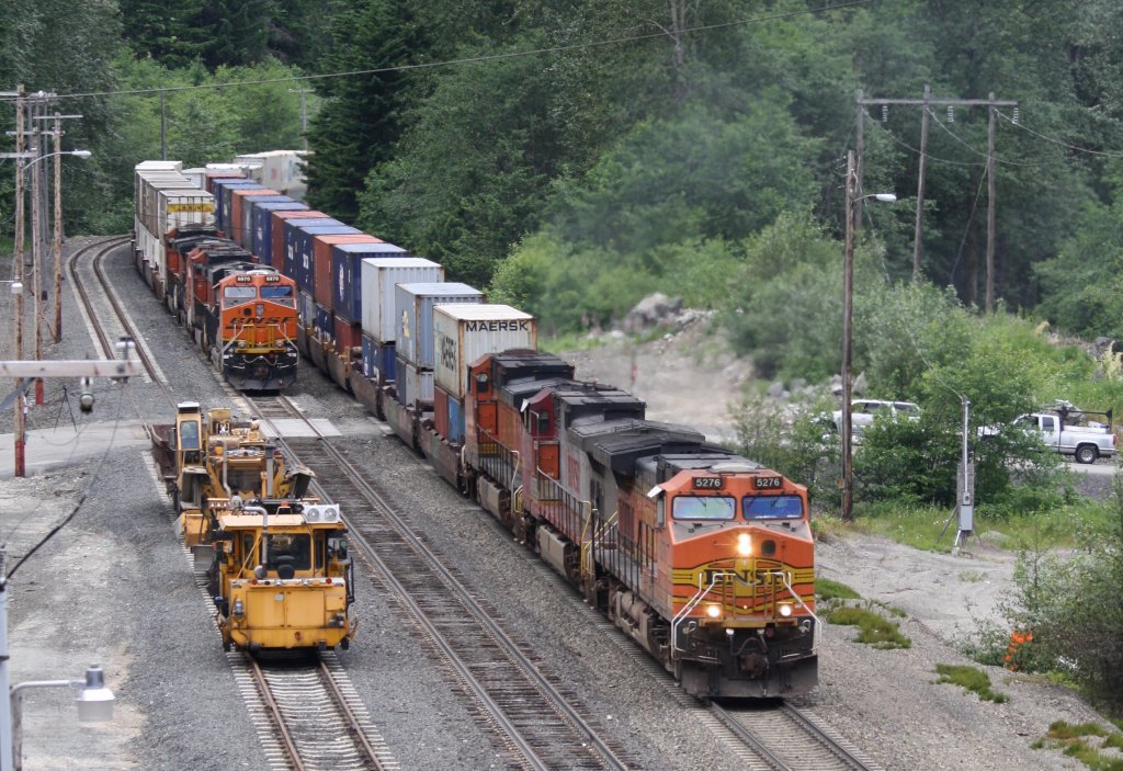 15.7.2012 Siding vor der West-Einfahrt in den Cascade-Tunnel (WA). BNSF 5276 (C44-9W) macht sich mit vier weiteren Loks(2 am Schluss) auf den Weg, den lngsten US-Eisenbahntunnel (12.5 km) zu durchqueren. Der Zug musste hier warten, weil wegen des Zuges davor, der Tunnel erst entlftet wurde. Pro Tag drfen max. 28 Zge den Tunnel durchfahren. Die Crew hat Sauerstoffflaschen fr Notflle an Bord. Im Hintergrund links kommt der nchste Zug mit #6970 zum Halten.