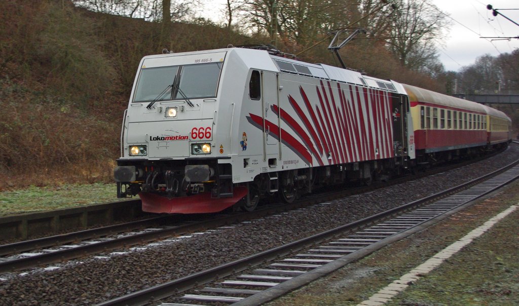 158 666-5 bespannt am 27.12.2009 den Eishockey (Kassel Huskie) Sonderzug nach Straubing. Hier beim Haltepunkt Rengershausen kurz nach Verlassen des Hbf Kassel.