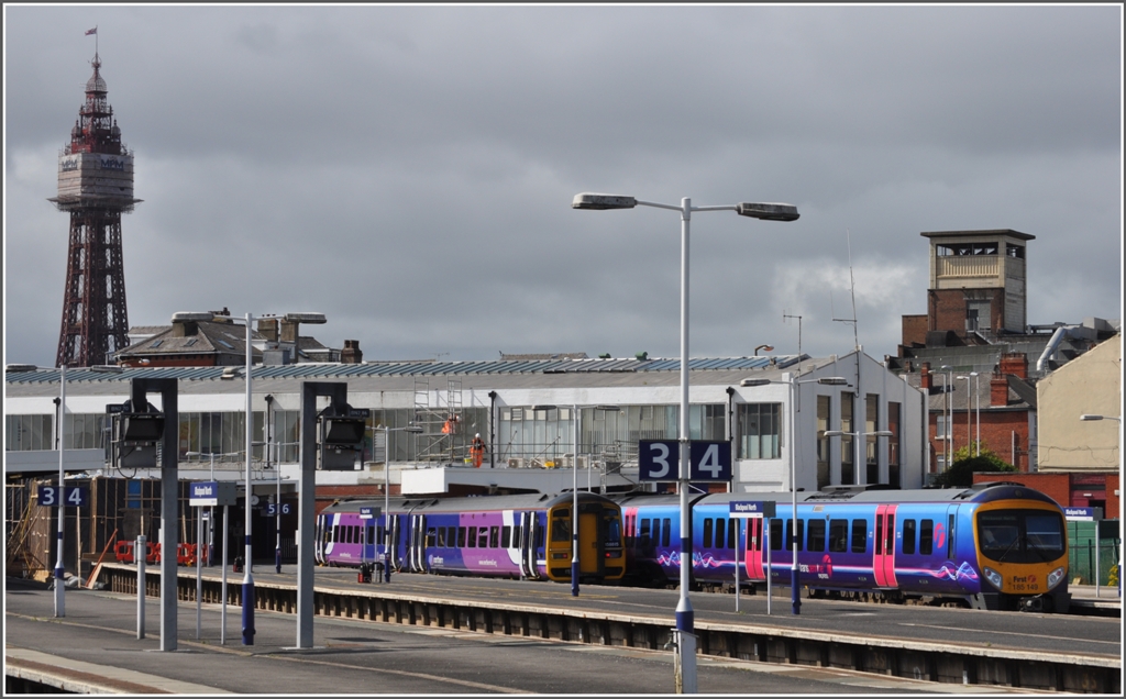 158 815 Northern und 185 149 First bedienen den Bahnhof Blackpool North. (09.08.2011)