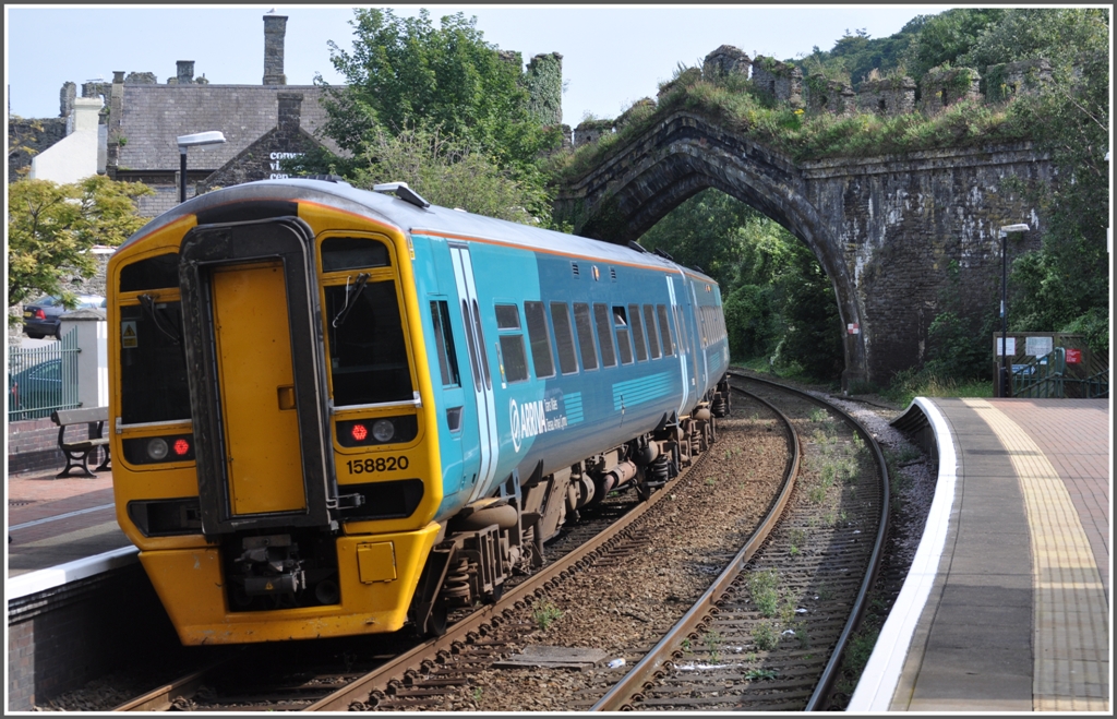 158 820 am Haltepunkt Conwy innerhalb der historischen Stadtmauer. (03.09.2012)