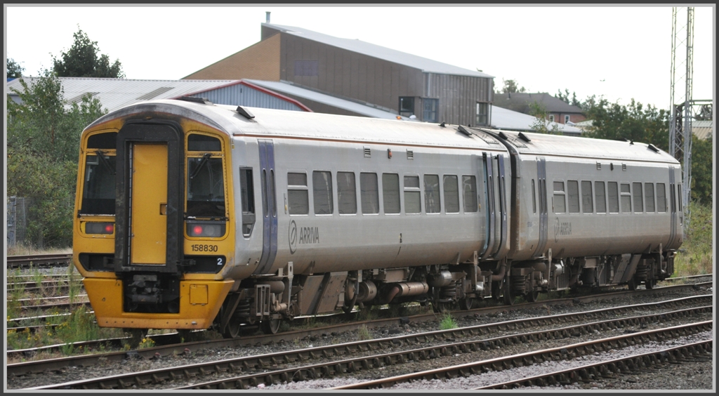 158 830 von Arriva noch in Silberausfhrung im Bahnhof Chester. (16.08.2011)