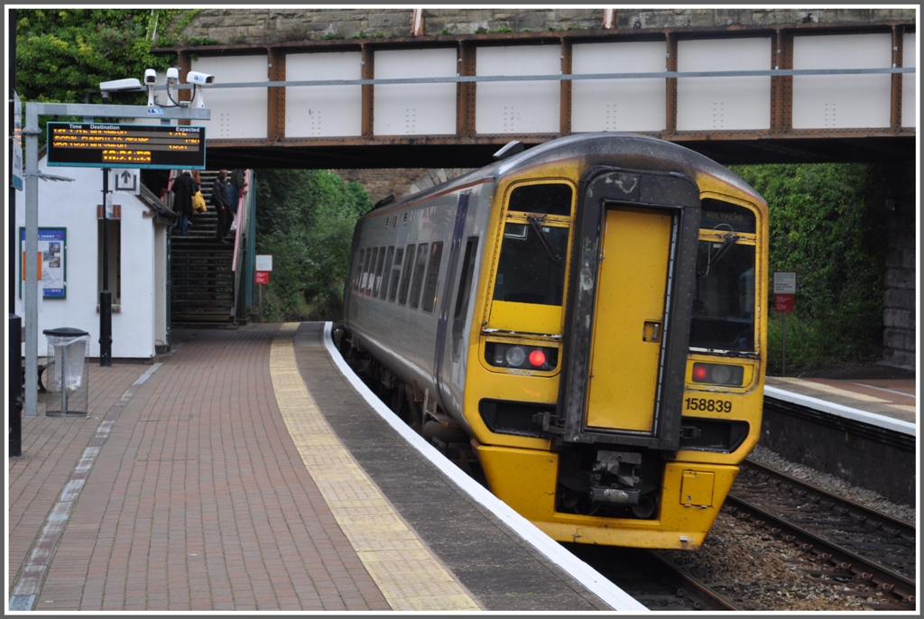 158 839 (zwei Wagen des hinteren Vierwagen-Zuges) trgt noch nicht das Farbkleid von Arriva, sondern ist noch in Silber gehalten. Nach der Station Conwy verluft die Hauptstrecke Richtung Holyhead in einem Tunnel unter der Altstadt hindurch. (13.08.2011)