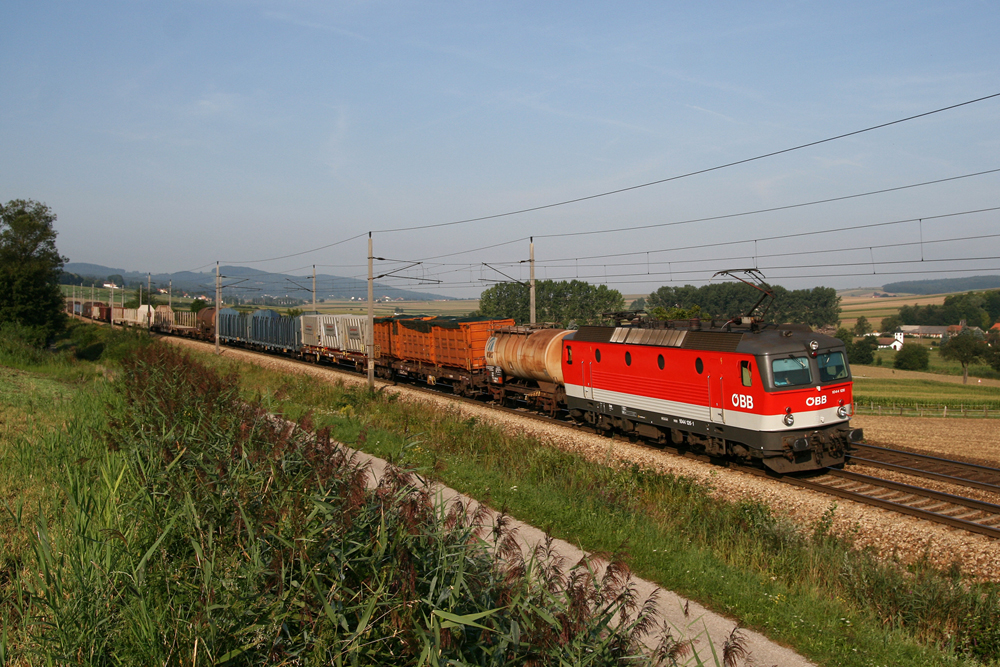 15.8.09 1044 126 am DG 54083 von Wels nach Wien Zvbf. bei Neulengbach.