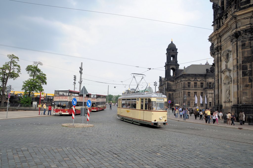 1587 rumpelt am 29.05.10 �ber den Schlo�platz in die Sophienstra�e/Dresden